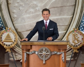 David Miscavige, styreformann og kirkelig leder av Scientologi-religionen forrettet innvielsen denne dagen ved å offisielt åpne den nye kirken i landets hovedstad.